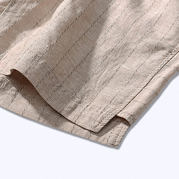 Bermuda de Linho Listrada Vonluthen VL015, feita com linho nobre, modelagem elegante e estampa discreta, garantindo conforto, sofisticação e versatilidade.