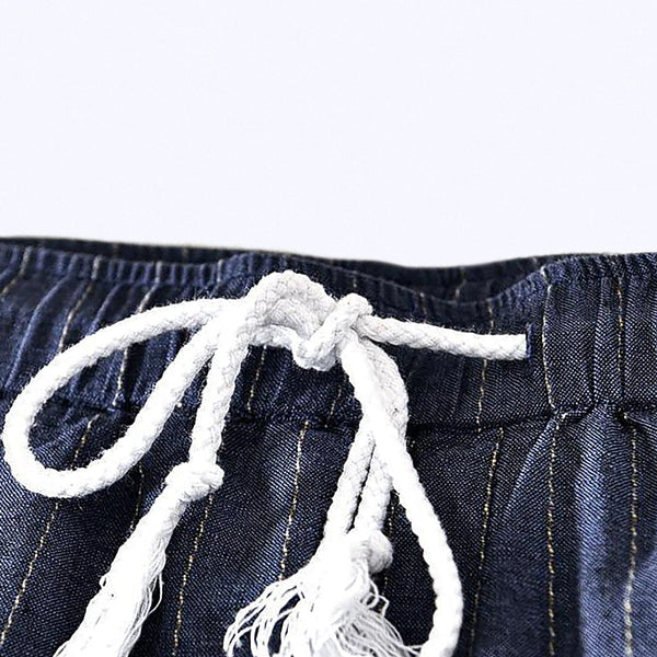 Bermuda Masculina de Linho Listrada Vonluthen VL014, com estampa sofisticada, toque suave e modelagem elegante, perfeita para looks refinados em qualquer ocasião.
