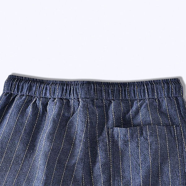 Bermuda Masculina de Linho Listrada Vonluthen VL014, com estampa sofisticada, toque suave e modelagem elegante, perfeita para looks refinados em qualquer ocasião.