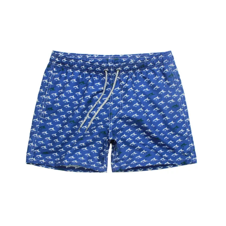 Bermuda Masculina Estampada Vonluthen VL013, confeccionada em algodão premium, com modelagem confortável e estampa sofisticada, perfeita para dias quentes e descontraídos.