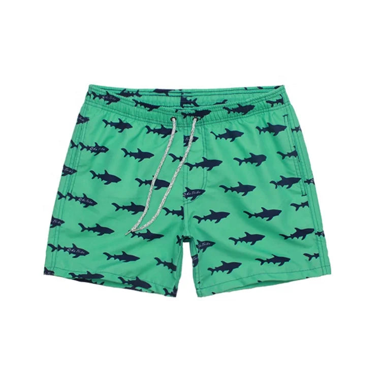 Bermuda Masculina Estampada Vonluthen VL013, confeccionada em algodão premium, com modelagem confortável e estampa sofisticada, perfeita para dias quentes e descontraídos.
