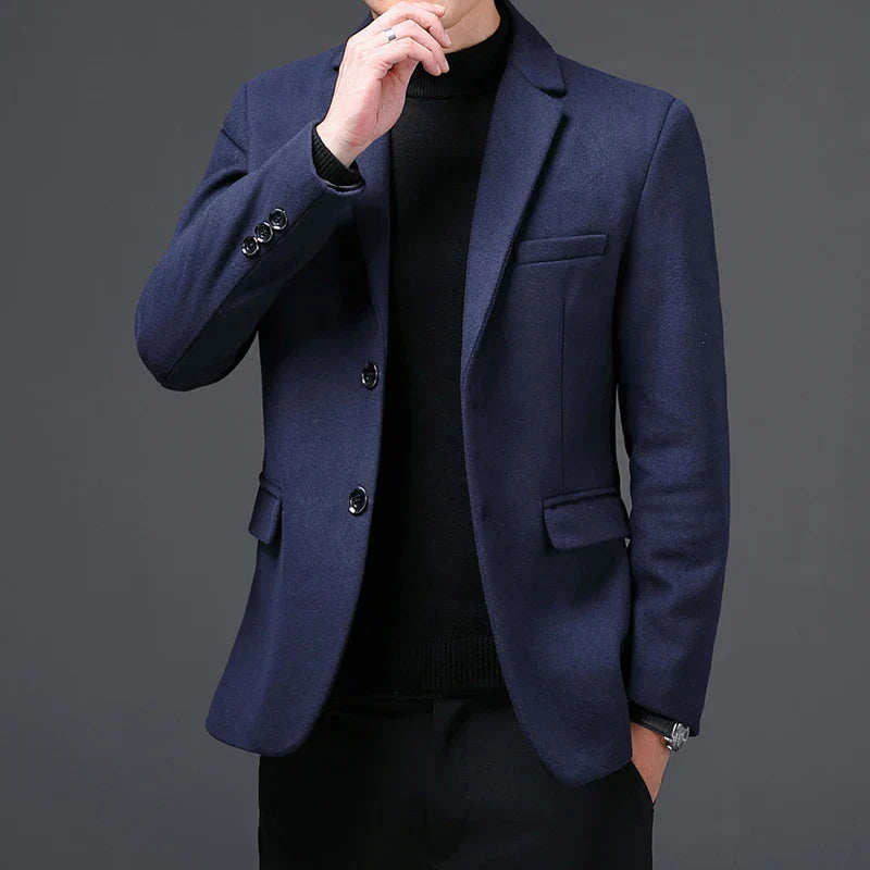 Blazer Masculino Vonluthen VL188, elegante e moderno, com corte ajustado e lapelas finas, perfeito para ocasiões formais e casuais sofisticadas.
