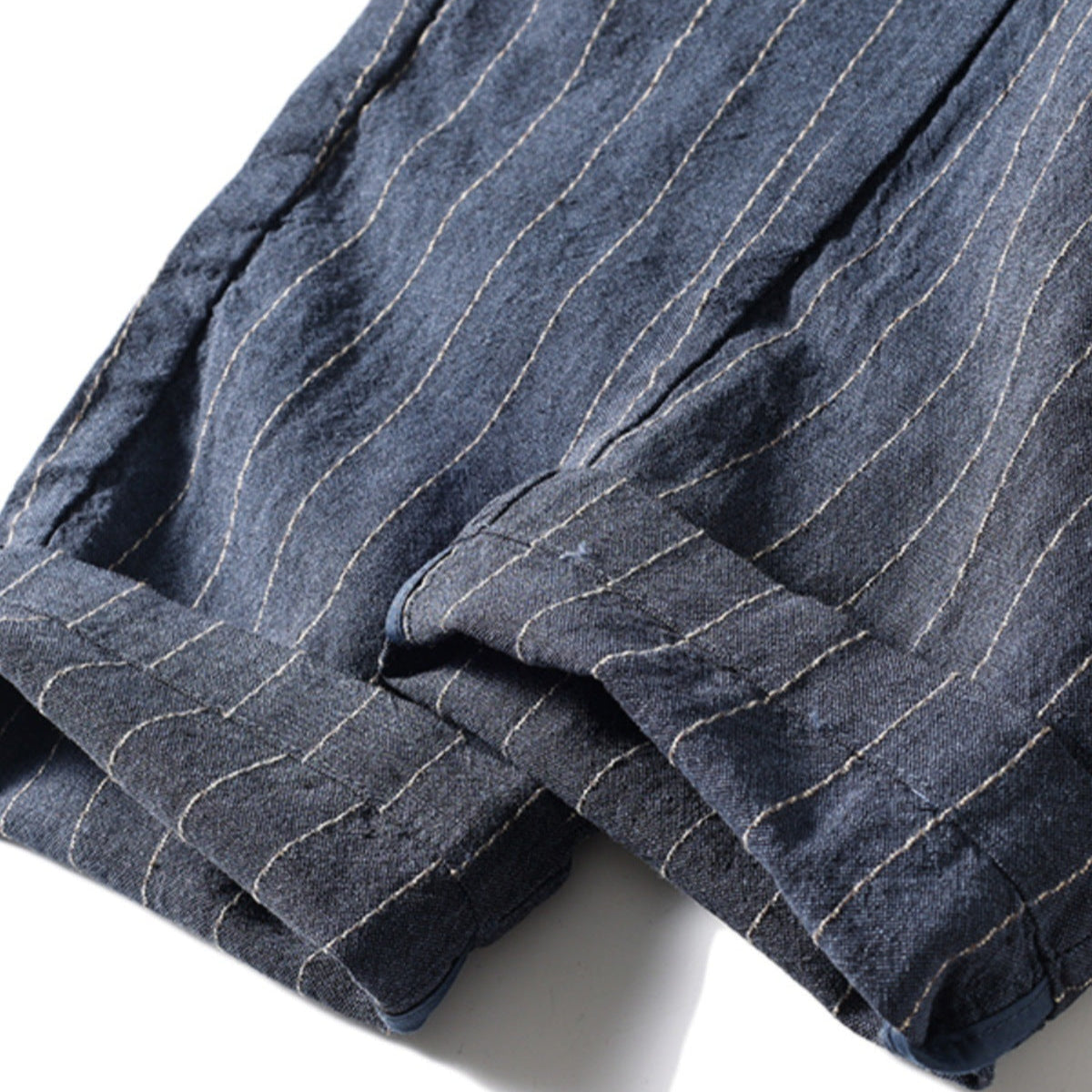 Calça de Linho Listrada Masculina Vonluthen VL008, feita em linho nobre, com estampa clássica e modelagem refinada, ideal para eventos sociais e casuais.