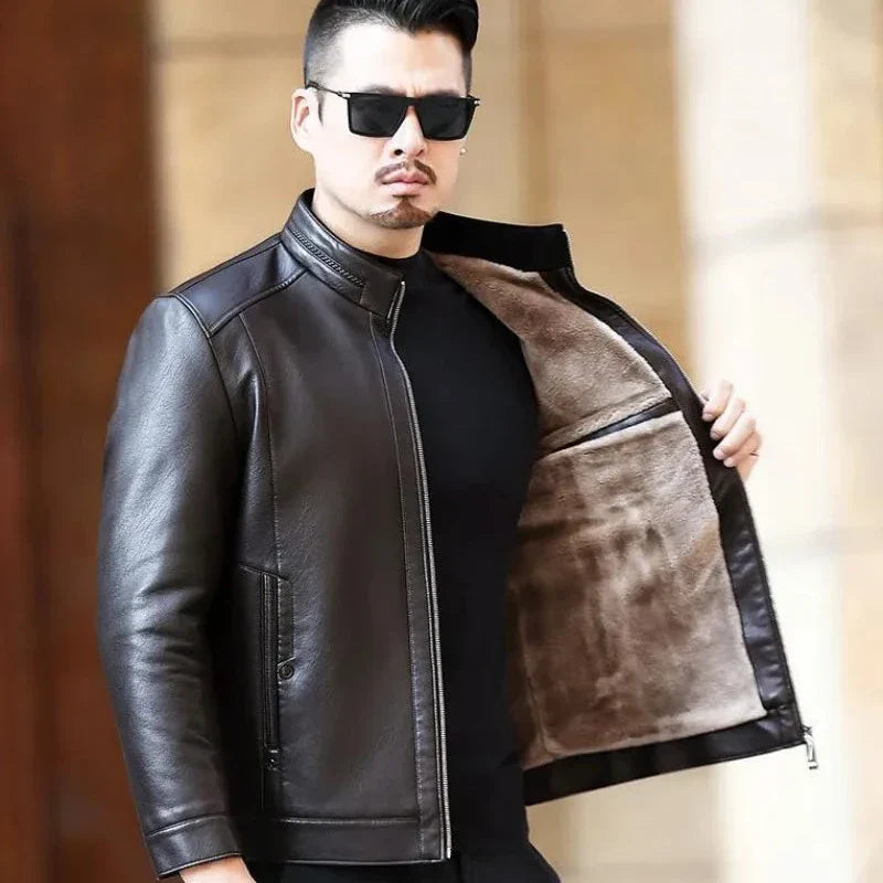 Jaqueta de Couro Masculina Vonluthen VL114, com modelagem confortável, fechamento em zíper e acabamento premium para um visual elegante.