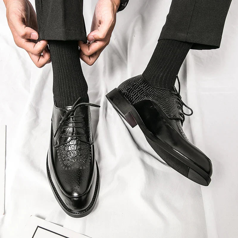 Sapato Masculino Vonluthen VL060 com design clássico, acabamento refinado, solado antiderrapante e palmilha macia para conforto prolongado.