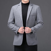 Blazer Masculino Vonluthen VL188, elegante e moderno, com corte ajustado e lapelas finas, perfeito para ocasiões formais e casuais sofisticadas.