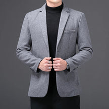 Blazer Masculino Vonluthen VL188, elegante e moderno, com corte ajustado e lapelas finas, perfeito para ocasiões formais e casuais sofisticadas.