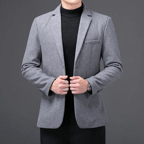 Blazer Masculino Vonluthen VL188, elegante e moderno, com corte ajustado e lapelas finas, perfeito para ocasiões formais e casuais sofisticadas.