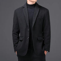 Blazer Masculino Vonluthen VL188, elegante e moderno, com corte ajustado e lapelas finas, perfeito para ocasiões formais e casuais sofisticadas.