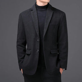 Blazer Masculino Vonluthen VL188, elegante e moderno, com corte ajustado e lapelas finas, perfeito para ocasiões formais e casuais sofisticadas.