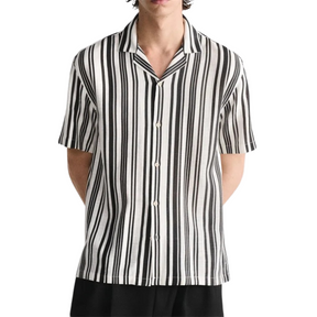 Camisa Masculina em Linho Listrada Vonluthen VL359, com tecido respirável, modelagem casual e colarinho acampamento, perfeita para um estilo moderno e sofisticado.