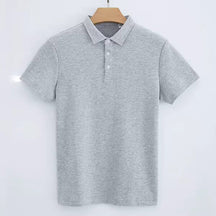 Camisa Polo Masculina Vonluthen VL006, confeccionada em algodão premium, com modelagem ajustada e toque suave, perfeita para composições sofisticadas e casuais.