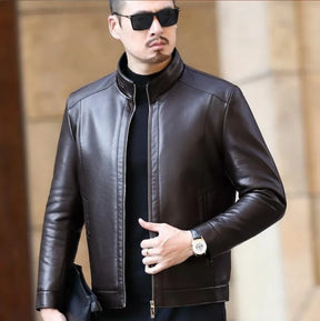 Jaqueta de Couro Masculina Vonluthen VL114, com modelagem confortável, fechamento em zíper e acabamento premium para um visual elegante.