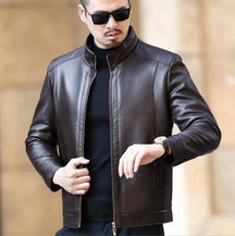 Jaqueta de Couro Masculina Vonluthen VL114, com modelagem confortável, fechamento em zíper e acabamento premium para um visual elegante.