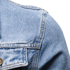 Jaqueta Jeans Masculina Vonluthen VL135, confeccionada em jeans premium, com modelagem clássica e acabamento refinado para um estilo sofisticado e atemporal.