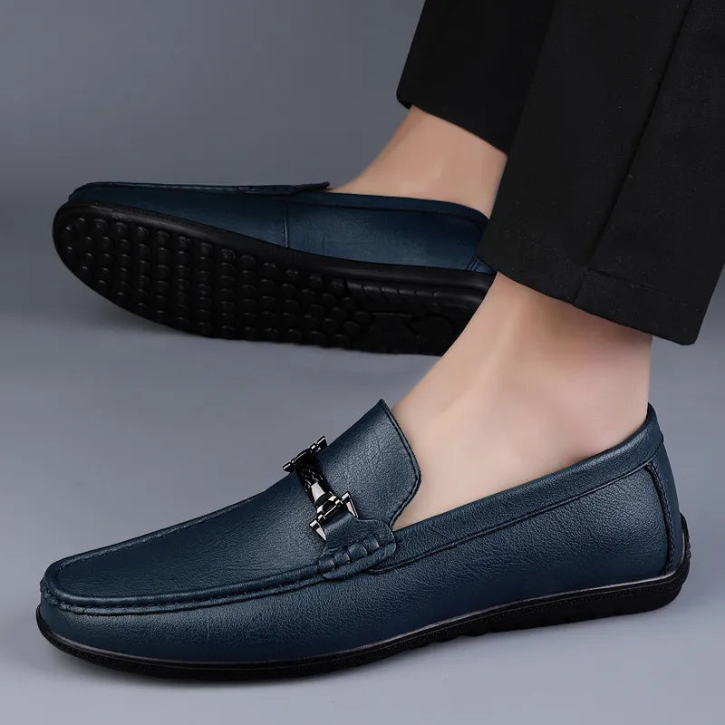 Mocassim Masculino em Couro Vonluthen VL042, com solado flexível e palmilha macia. Modelo sofisticado, confortável e versátil.