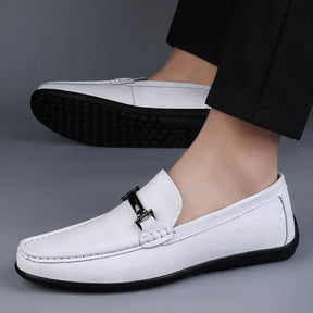 Mocassim Masculino em Couro Vonluthen VL042, com solado flexível e palmilha macia. Modelo sofisticado, confortável e versátil.