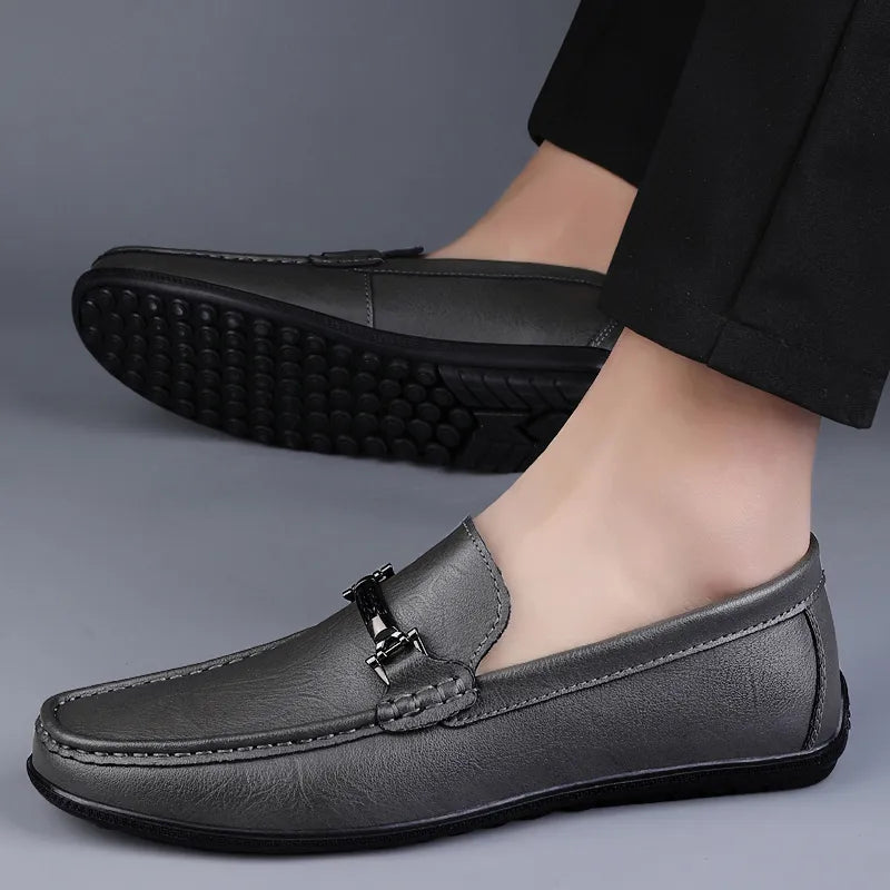 Mocassim Masculino em Couro Vonluthen VL042, com solado flexível e palmilha macia. Modelo sofisticado, confortável e versátil.