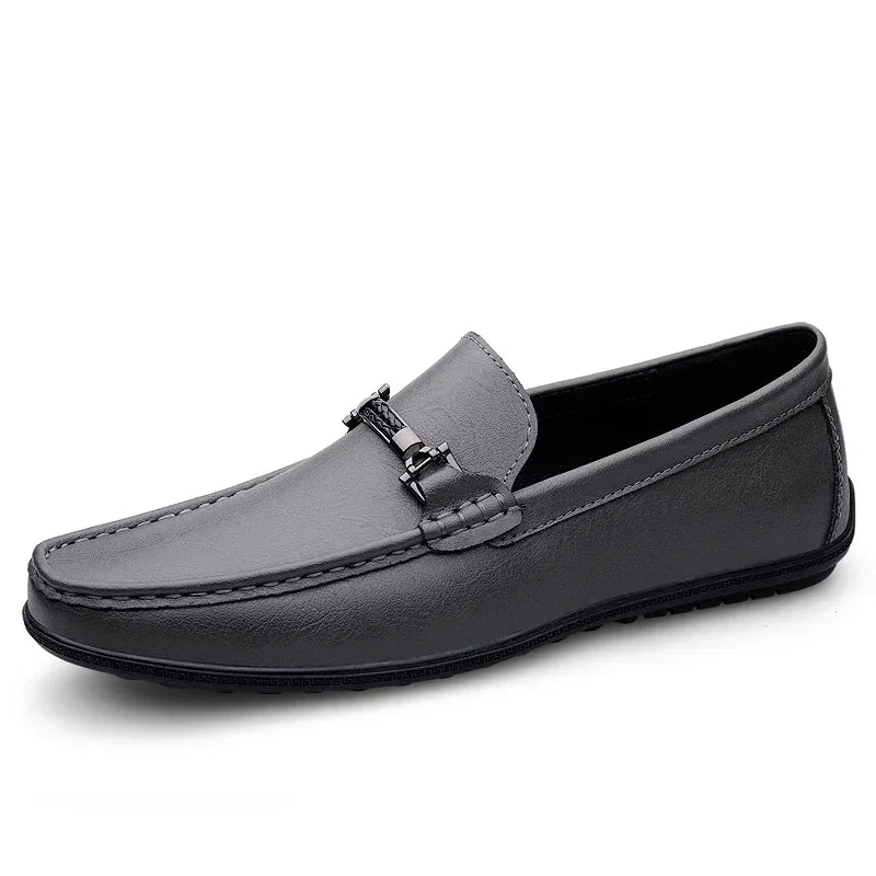 Mocassim Masculino em Couro Vonluthen VL042, com solado flexível e palmilha macia. Modelo sofisticado, confortável e versátil.