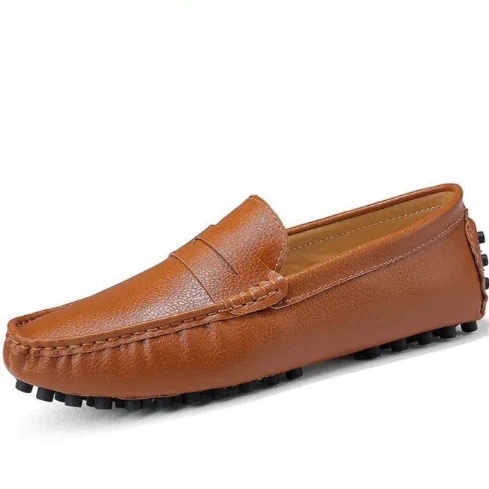 Mocassim Masculino em Couro Vonluthen VL041, com palmilha macia e solado flexível. Modelo clássico, elegante e confortável.