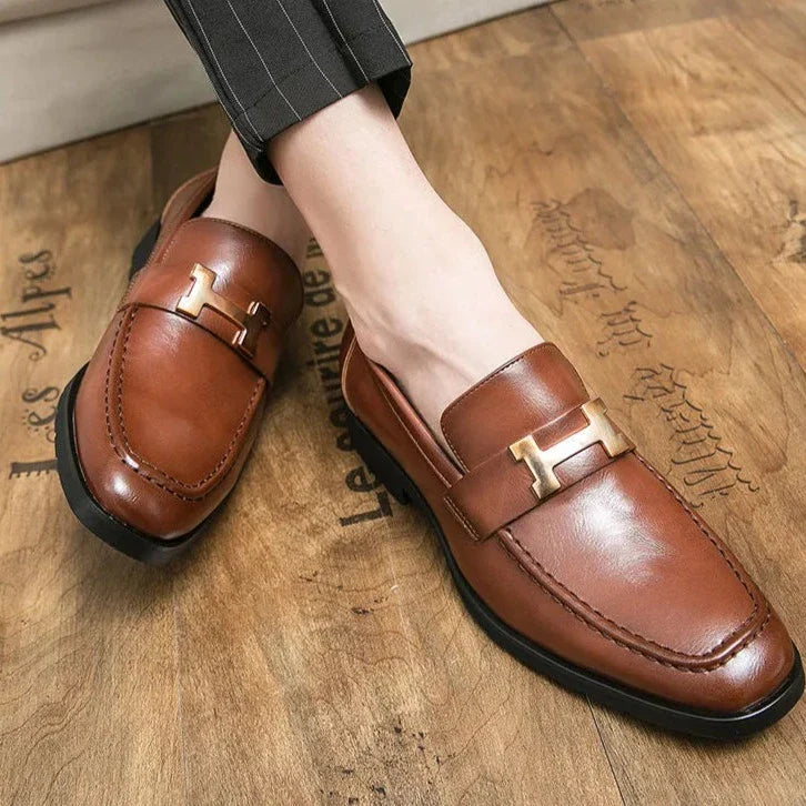 Mocassim Masculino em Couro Vonluthen VL045, com solado flexível e palmilha acolchoada. Modelo sofisticado para looks casuais e formais.