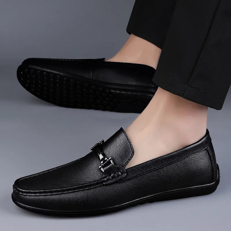 Mocassim Masculino em Couro Vonluthen VL042, com solado flexível e palmilha macia. Modelo sofisticado, confortável e versátil.