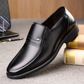 Mocassim Masculino Vonluthen VL066 com acabamento sofisticado, solado resistente e palmilha macia para máximo conforto.