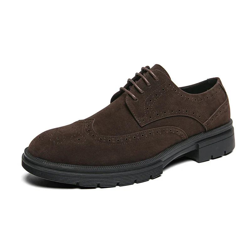 Sapato Masculino em Camurça Vonluthen VL061 com acabamento sofisticado, solado resistente e palmilha macia, ideal para ocasiões formais e casuais.
