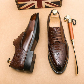 Sapato Masculino Vonluthen VL060 com design clássico, acabamento refinado, solado antiderrapante e palmilha macia para conforto prolongado.