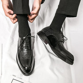 Sapato Masculino Vonluthen VL060 com design clássico, acabamento refinado, solado antiderrapante e palmilha macia para conforto prolongado.