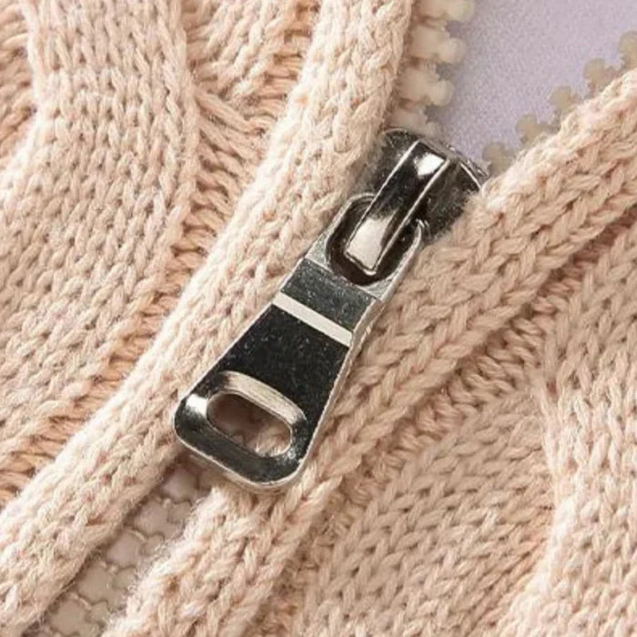 Suéter Masculino em Tricot Vonluthen VL018, feito com tricot premium, modelagem ajustada e meio zíper, proporcionando um visual sofisticado e confortável.